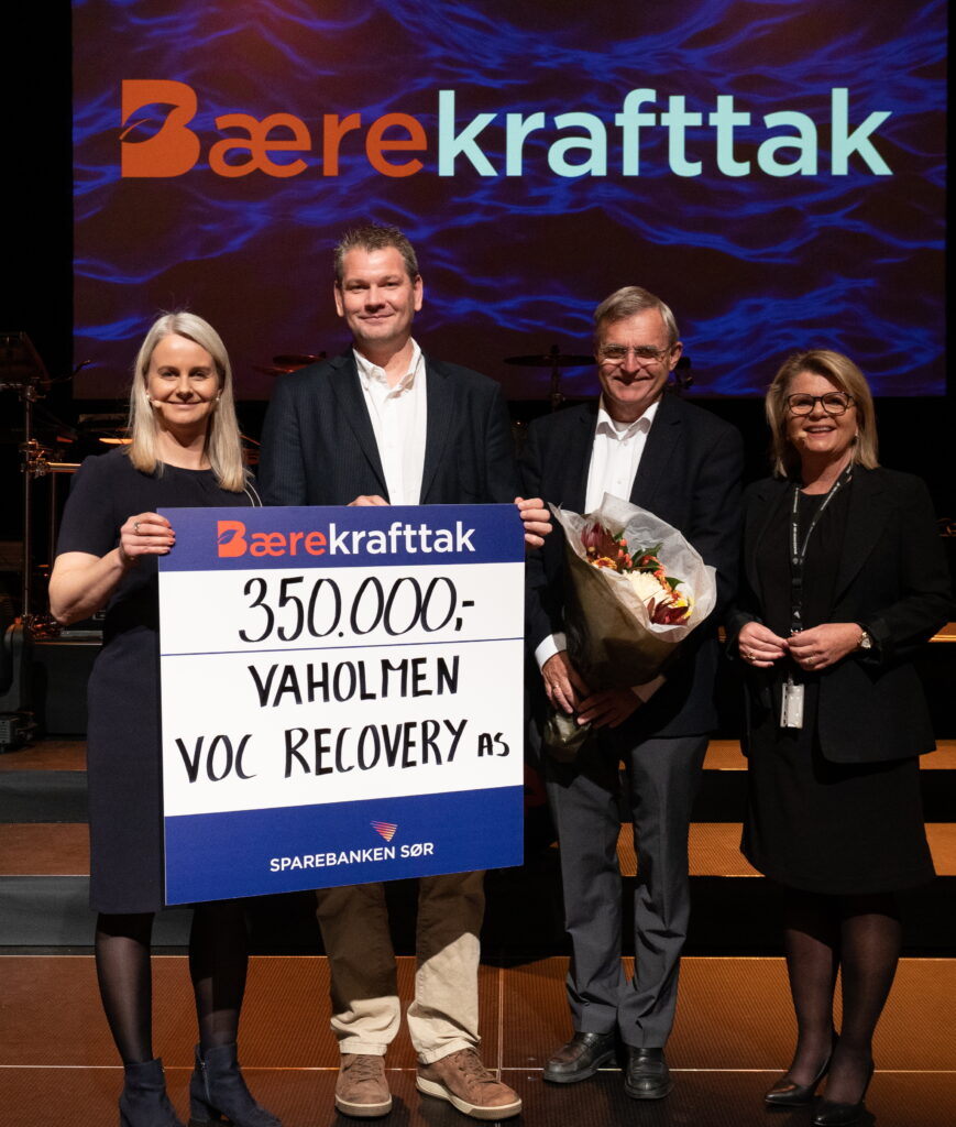 Vaholmen being presented with the award. From the left, Reginal Director of Sparebanken Sør Merete Lie Seland, COO of Vaholmen Alexander Lund, CEO of Vaholmen, Arve Andersson and Reginal Director of Sparebanken Sør Gro Lunde.